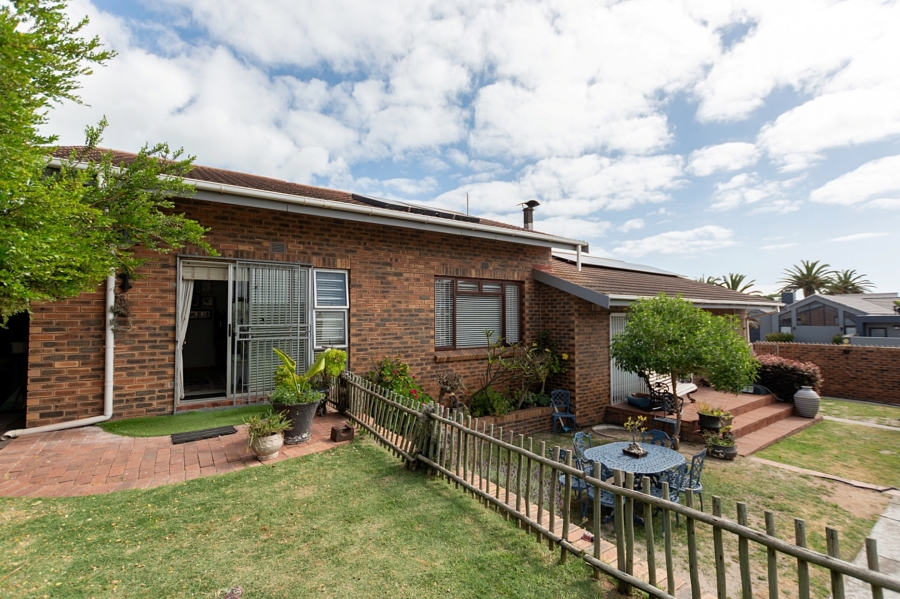 4 Bedroom Property for Sale in Middedorp Western Cape